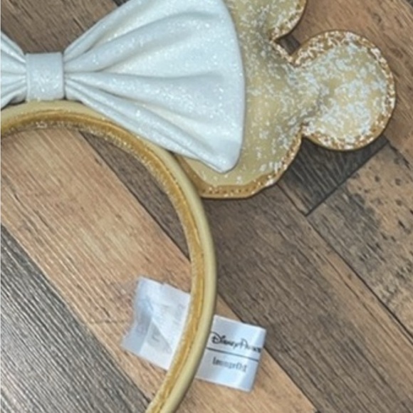 Disney Gold and White Hair Accessory with Iconic Bow - Picture 3 of 4